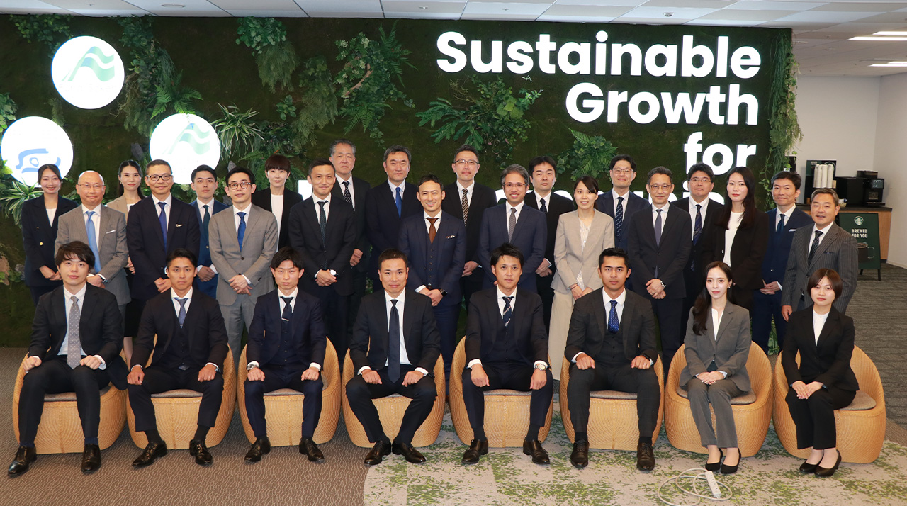 参画社員の皆様と船井総研グループオフィスツアー後の記念写真